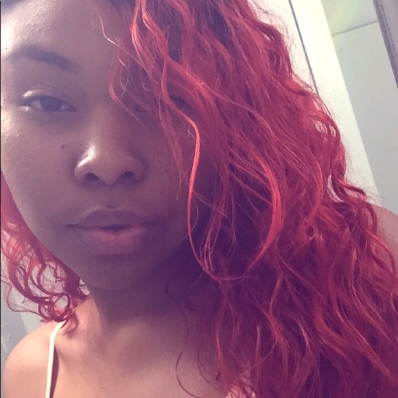 Poshmark profile picture for @ineza1